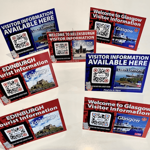 Codes QR sur des cavaliers de table encourageant le public à scanner pour obtenir les infos les plus récentes.