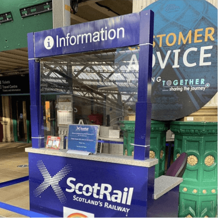 Guichet d’information ScotRail en gare.
