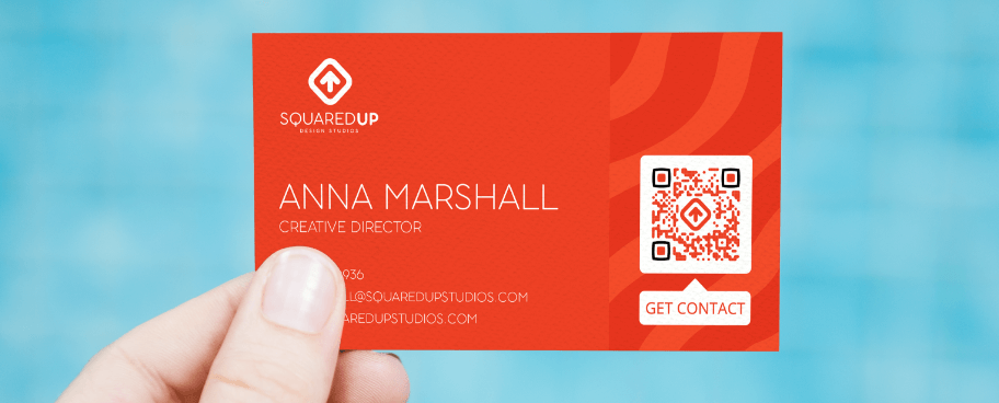 Code QR sur une carte de visite pour que les client·es puissent sauvegarder des coordonnées sur leur smartphone en toute simplicité.