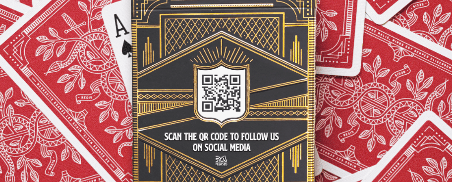 Code QR sur un jeu de carte reliant directement aux profils sur les médias sociaux de l’entreprise. 