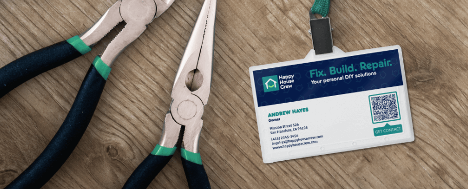 Code QR sur un badge invitant à scanner pour obtenir les coordonnées.