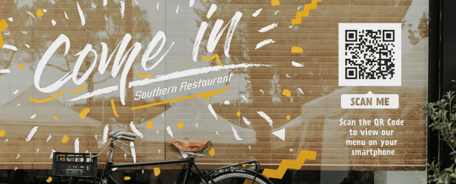 Code QR sur la vitrine d’un restaurant pour inviter les passant·es à scanner le code pour consulter le menu.