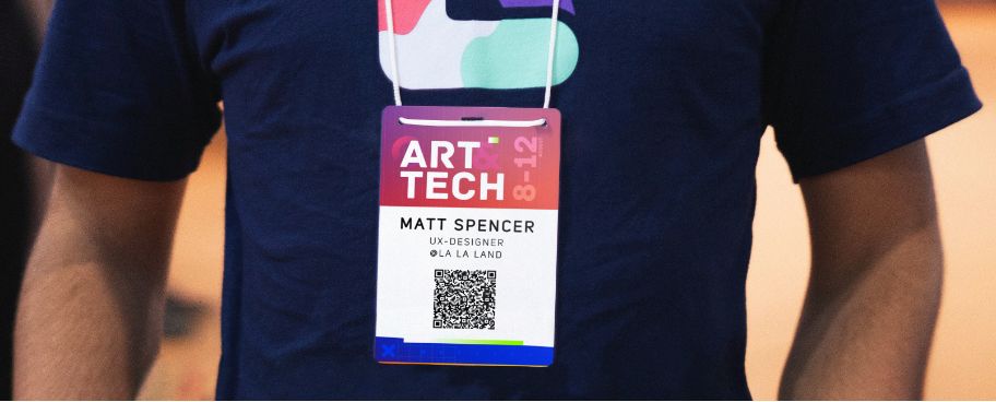 Un code QR statique sur le badge d’une conférence