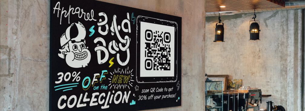 Idée de code QR sur une affiche grand format dans une boutique