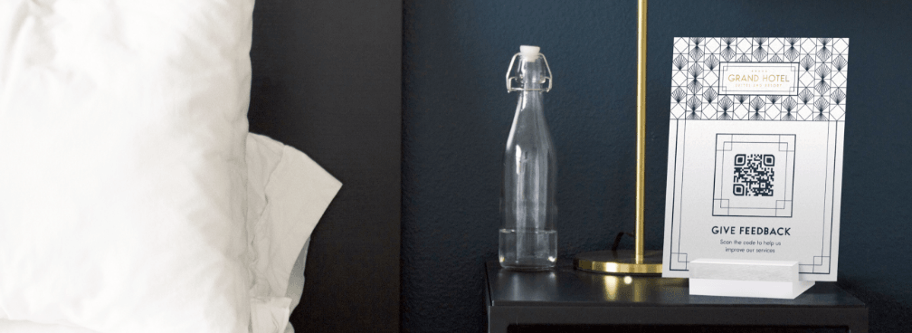 Idée de code QR sur un cavalier de table dans une chambre d’hôtel