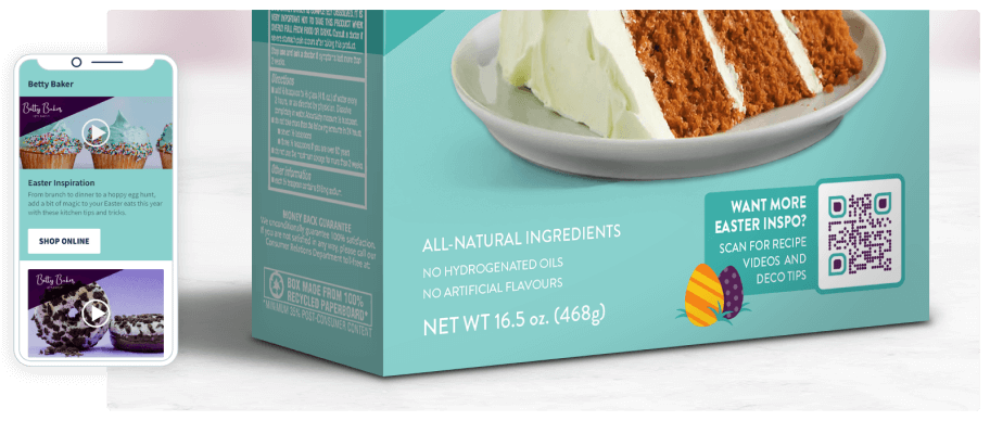 Emballage bleu d’un produit avec code QR en bas à côté d’un smartphone affichant des vidéos de cupcakes.