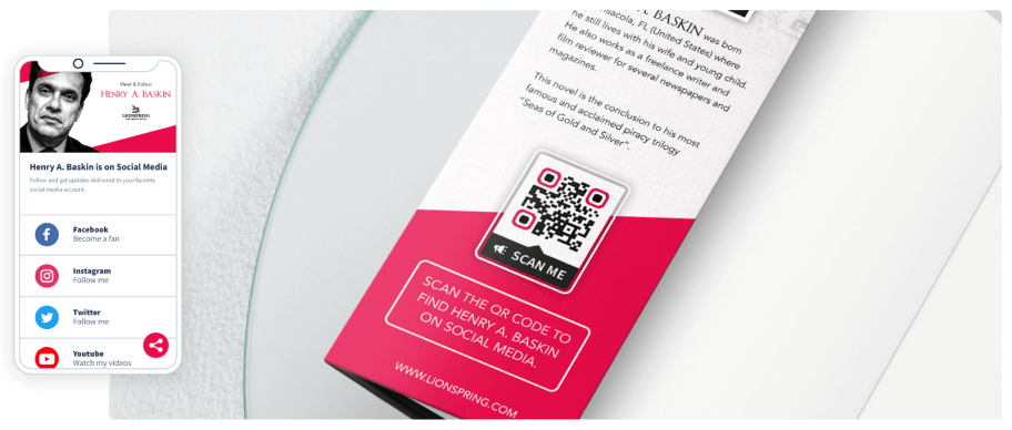 Prospectus blanc et rose avec un code QR à côté d’un téléphone portable affichant les icones de réseaux sociaux.