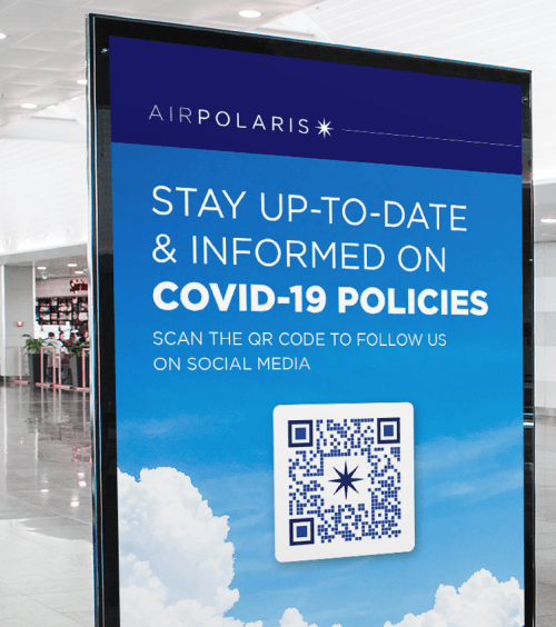 Code QR sur un affichage encourageant le public à suivre la compagnie aérienne sur les réseaux sociaux.