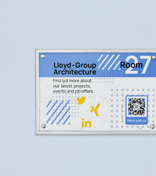 Affiche sur une porte avec code QR vers les profils de l’entreprise sur les divers médias sociaux.