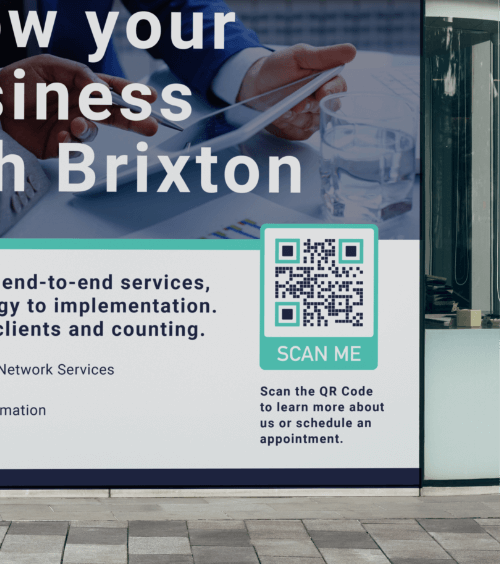 Vitrine d’un cabinet de conseil avec code QR renvoyant vers davantage d’informations sur l’entreprise.