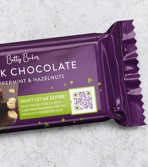 Emballage violet d’une barre chocolat-noisettes avec un code QR imprimé dessus pour paramétrer un rappel avant la date d’expiration.