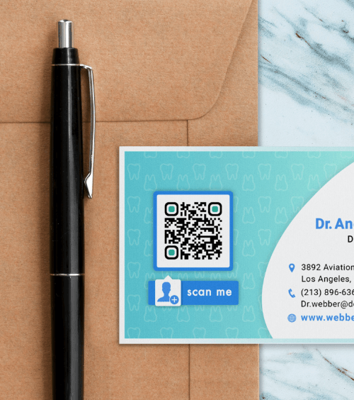 Carte de visite du docteur Webber avec ses coordonnées détaillées et un code QR avec cadre « Scan me »