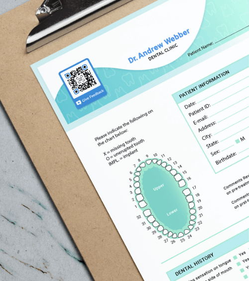 Porte-bloc avec formulaire d’anamnèse d’un patient avec code QR et cadre « Give Feedback »