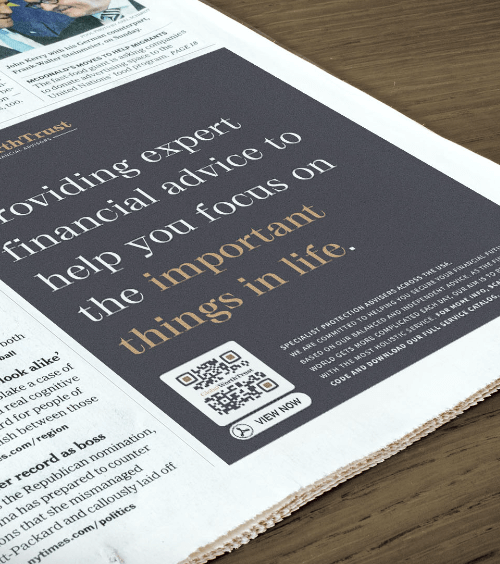 Publicité dans un journal pour un cabinet de conseils financiers avec un code QR vers son catalogue exhaustif des prestations au format PDF.
