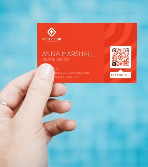 Idée de code QR sur la carte de visite d’un designer reliant ses coordonnées