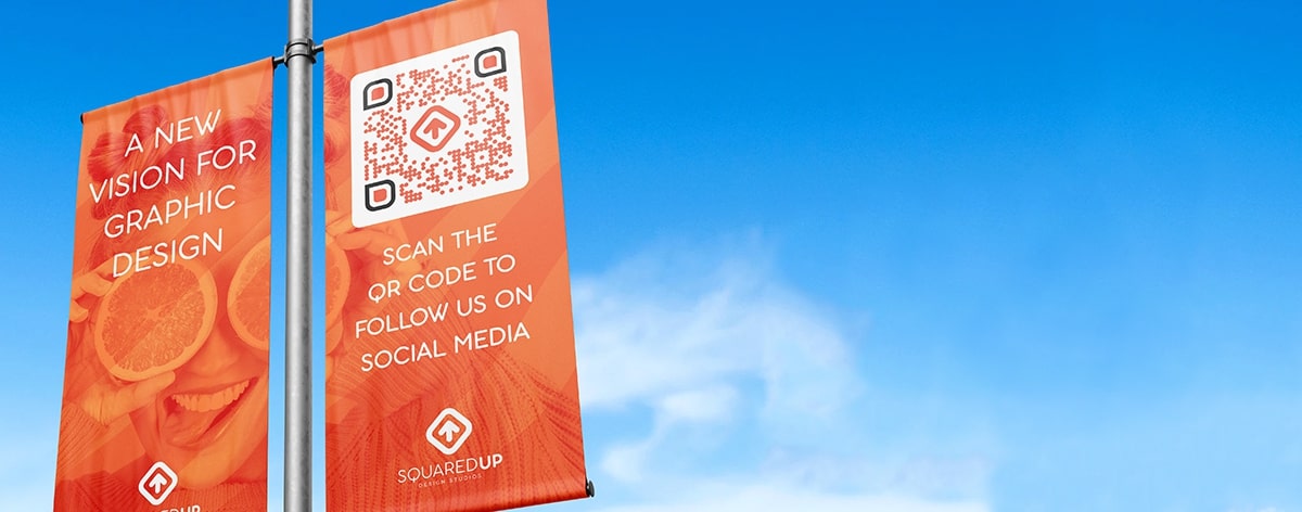 Idée de code QR sur une bannière faisant la publicité des profils sur médias sociaux d’un studio de graphisme