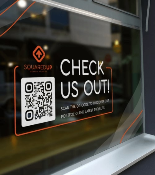 Idée de code QR sur la vitrine d’un studio de graphisme reliant à un portfolio