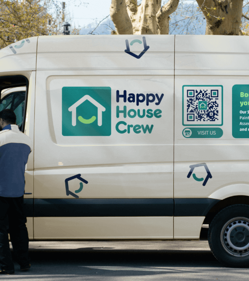 Véhicule d’une entreprise de maintenance et réparations avec code QR vers les horaires de l’entreprise, ses prestations et bien plus encore.