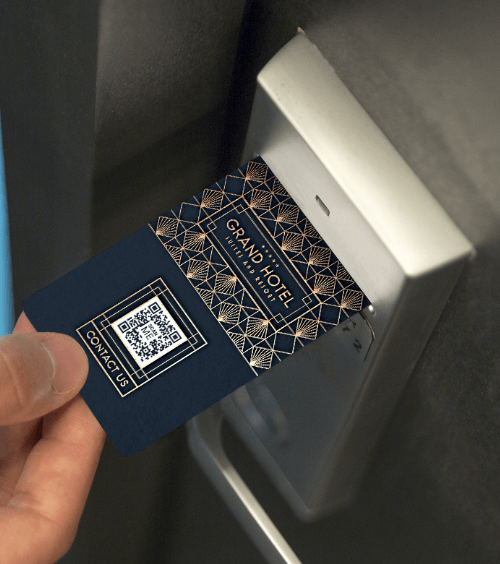 Carte-clé avec un code QR vers les coordonnées d’un hôtel.