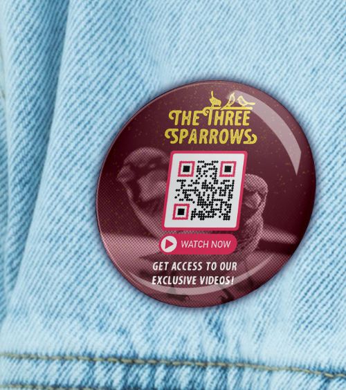 Badge d’un groupe avec un bouton et code QR vers des vidéos exclusives.