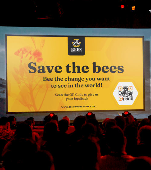 La projection d’une présentation pour une ONG avec un code QR vers un formulaire d’avis en ligne à compléter pour le public.