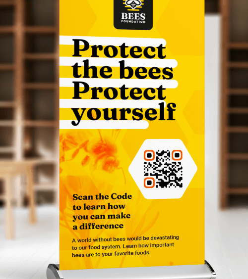 Cavalier de table avec une publicité pour un organisme à but non lucratif avec code QR vers la brochure informative au format PDF.