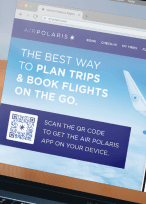 Code QR sur la page d’accueil d’un site Internet encourageant le public à scanner le code pour télécharger l’appli de la compagnie aérienne.