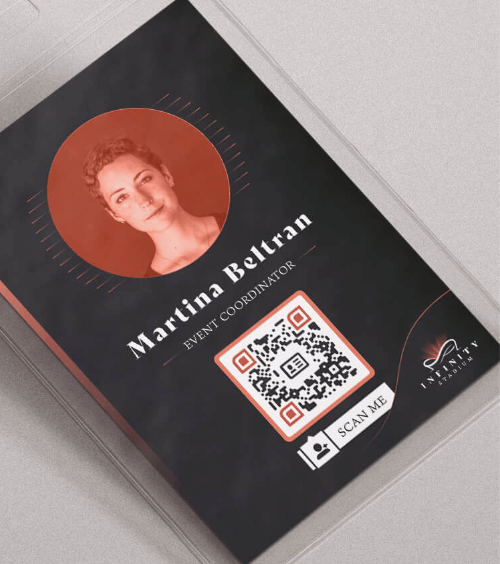 Code QR sur un badge vers la vCard de la personne en question.