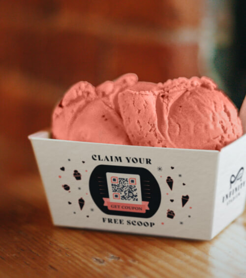 Code QR sur un pot de crème glacée avec réclame pour une réduction.