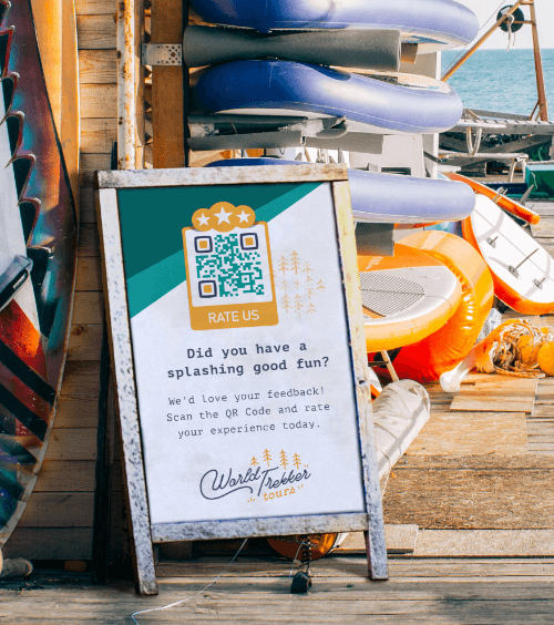 Panneau en devanture d’une agence de location de planches avec code QR pour permettre aux clients de donner leur avis
