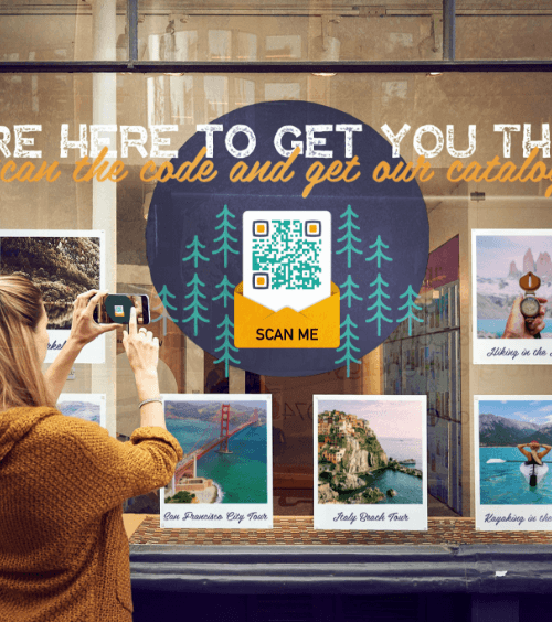 Femme devant une agence de voyages scannant un code QR vers un catalogue au format PDF à télécharger 