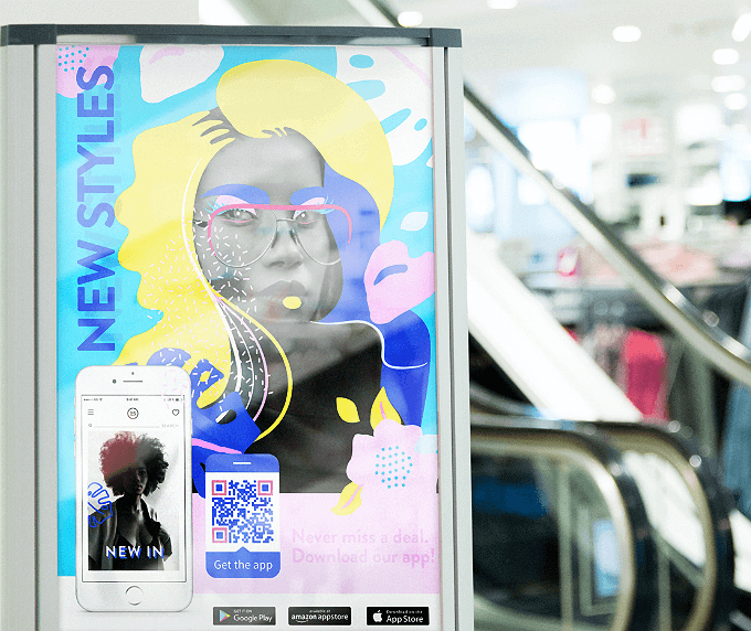 Bannière d’un magasin de prêt-à-porter avec code QR vers une appli sur les boutiques d’applications d’Apple, Google et Amazon en une seule page.