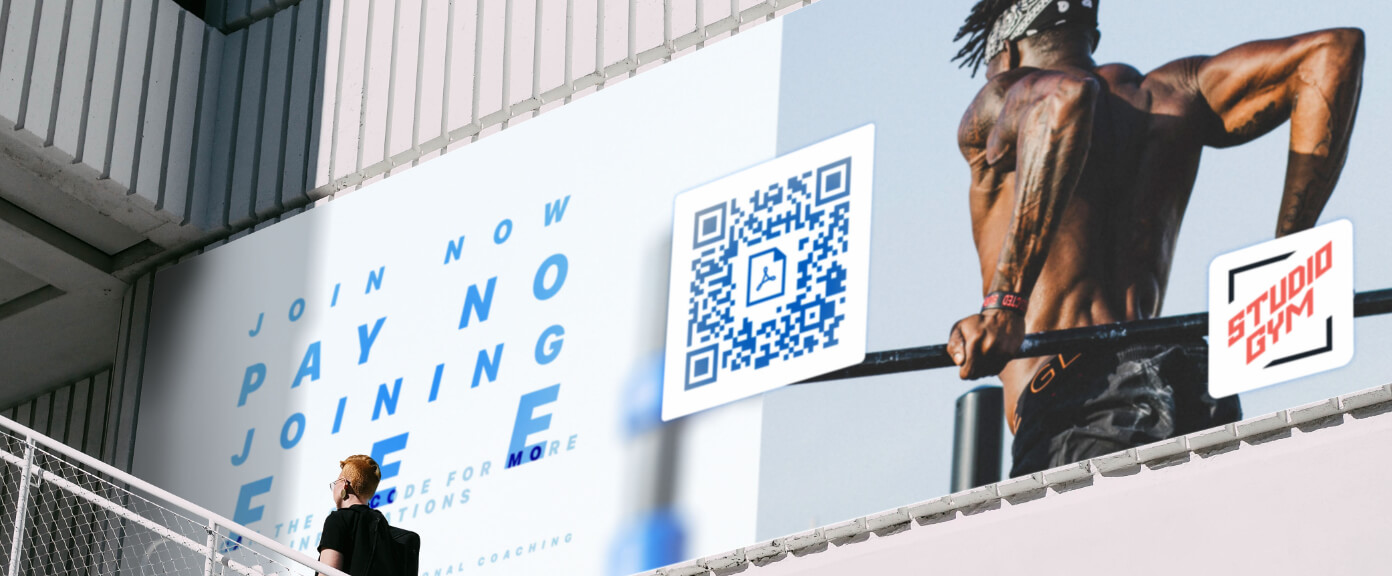 Panneau publicitaire pour une salle de sport avec code QR vers le catalogue des prestations au format PDF.