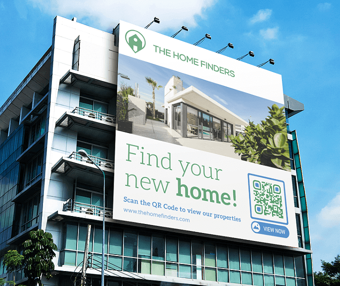 Idée de code QR sur un panneau publicitaire pour une agence immobilière.