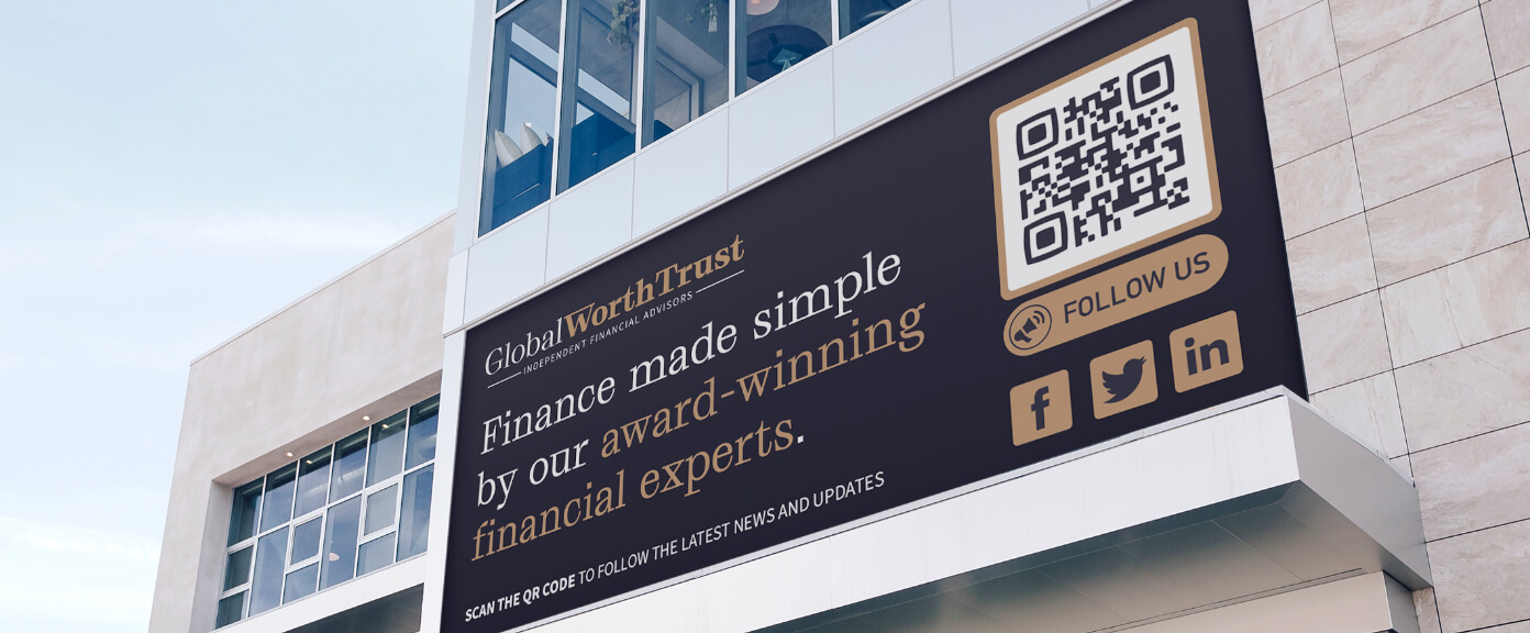 Idée de code QR sur un panneau grand format pour une entreprise de prestations financières.