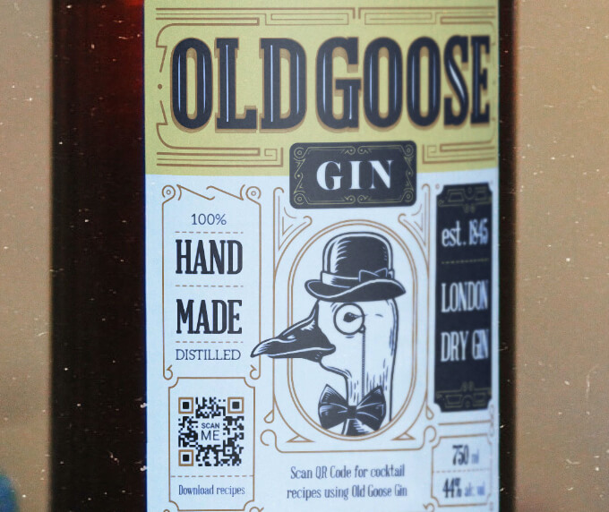 Bouteille de gin avec code QR sur l’étiquette vers des recettes de cocktails à télécharger au format PDF.