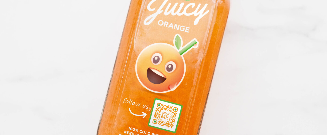 Étiquette d’une bouteille de jus de fruits avec code QR vers les chaînes de la marque sur les médias sociaux rassemblées en une page.