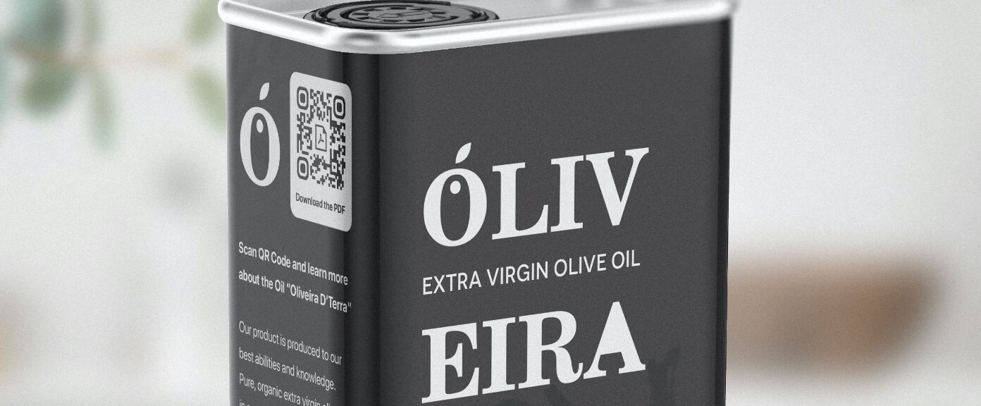 Étiquette sur un bidon d’huile d’olive avec un code QR vers des informations sur le produit au format PDF.