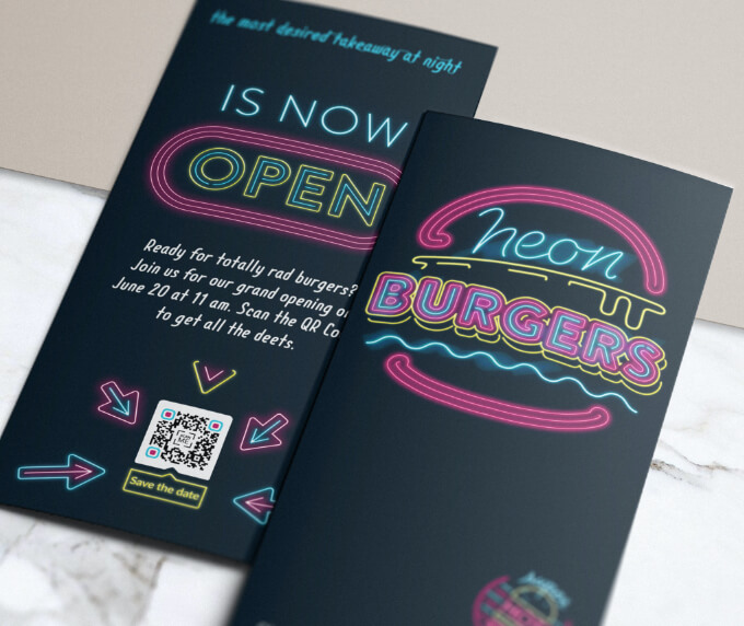 Brochure promotionnelle à l’occasion de l’ouverture d’un restaurant avec un code QR pour que les clients puissent sauvegarder les détails directement sur le calendrier de leur smartphone.