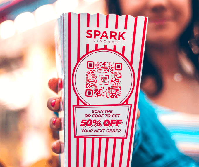 Idée de code QR sur un emballage alimentaire au cinéma