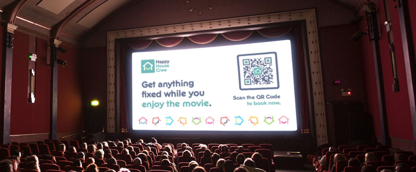 Idée de code QR sur une publicité au cinéma pour une agence de réparations à domicile
