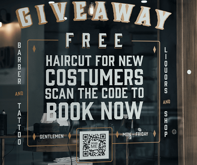 Vitrine d’un barbier avec code QR vers une coupe offerte aux nouveaux clients.