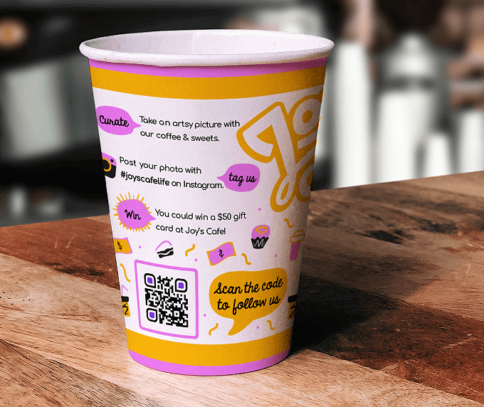 Gobelet avec un code QR vers les chaînes de la marque sur les médias sociaux réunies en une seule page.