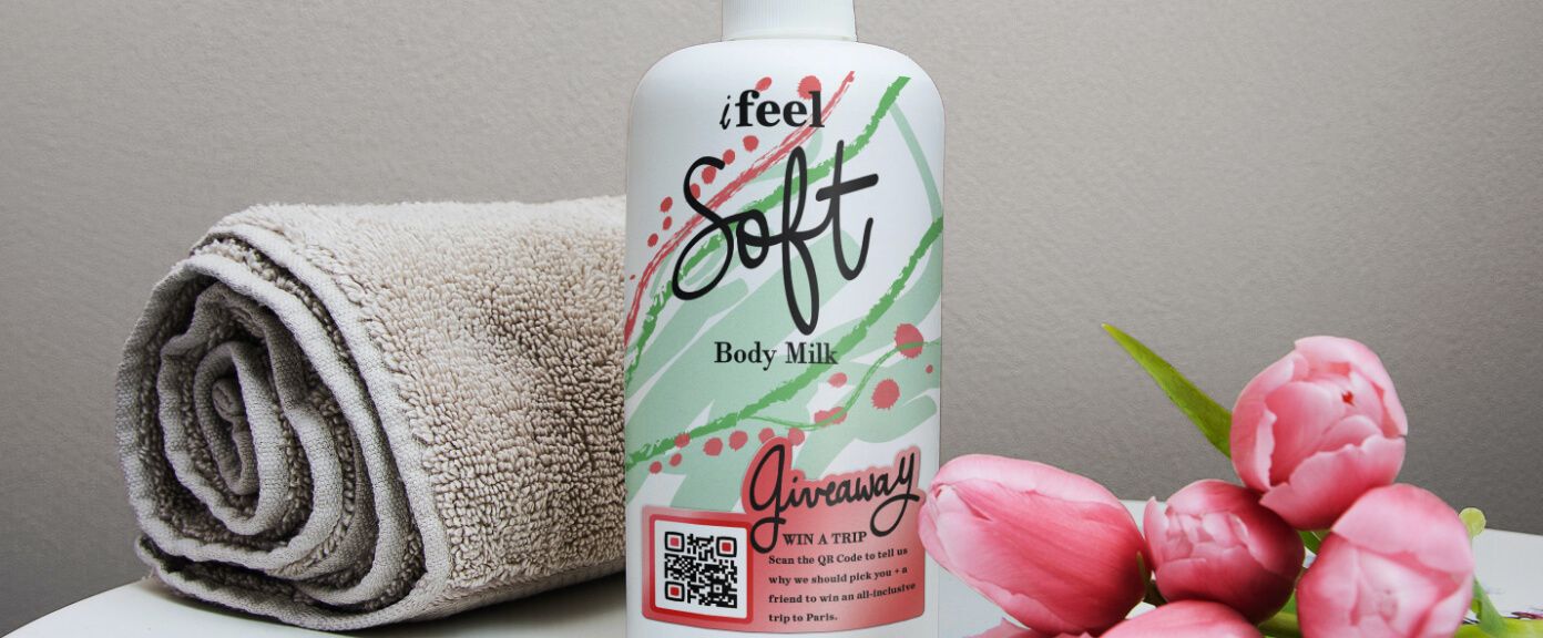 Produit de beauté avec code QR sur l’étiquette vers un jeu pour gagner un voyage gratuit.