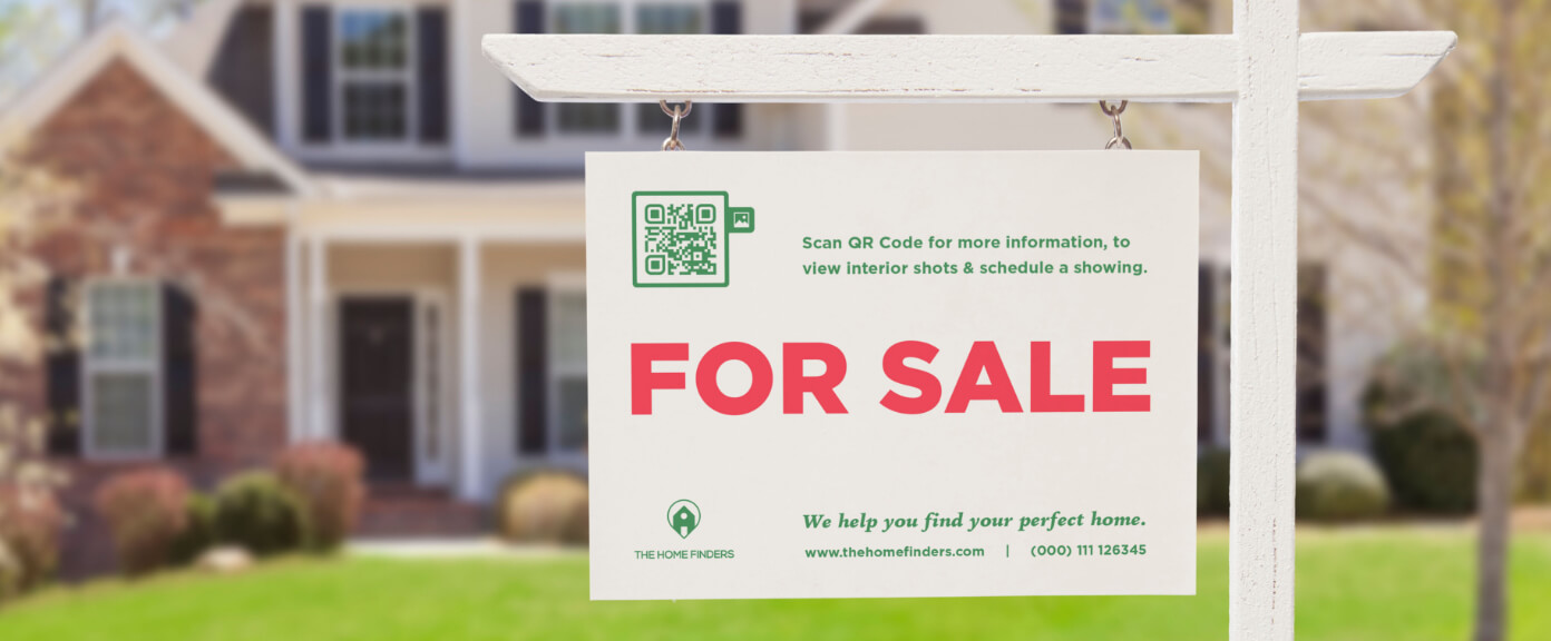 Affichage devant une maison à vendre avec code QR vers une galerie d’images de l’intérieur de la demeure.