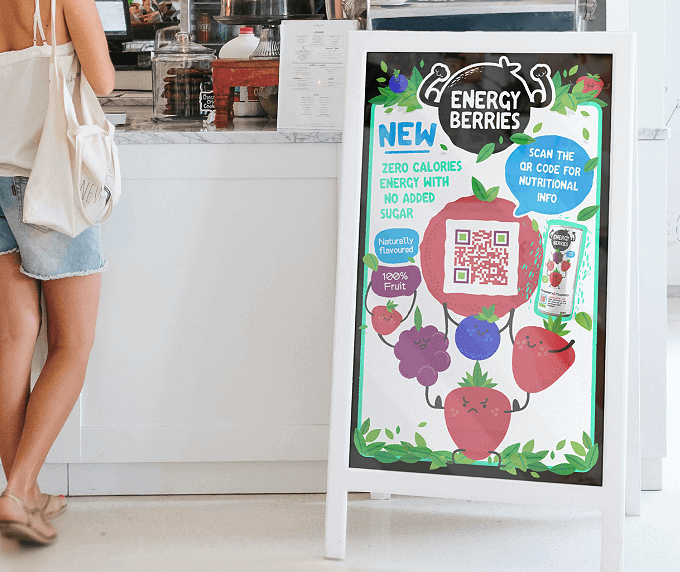 Affichage dans un café avec un code QR vers les informations nutritionnelles d’une boisson énergétique au format PDF.