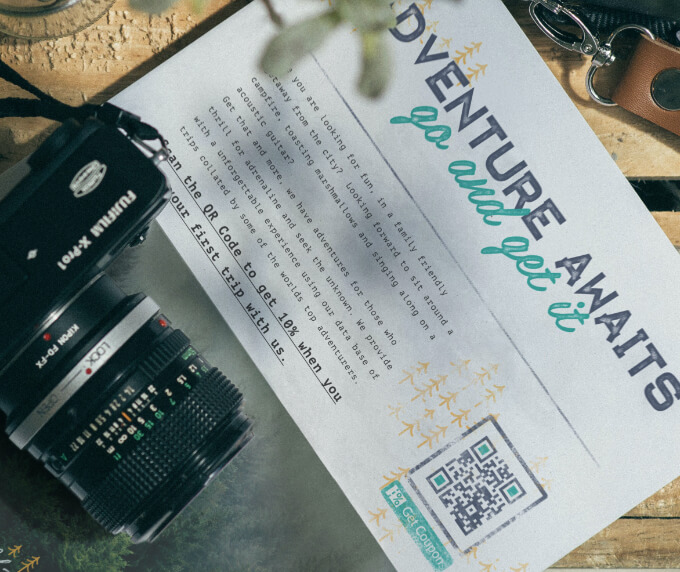 Prospectus promotionnel pour une agence de voyages avec code QR vers un bon de réduction.