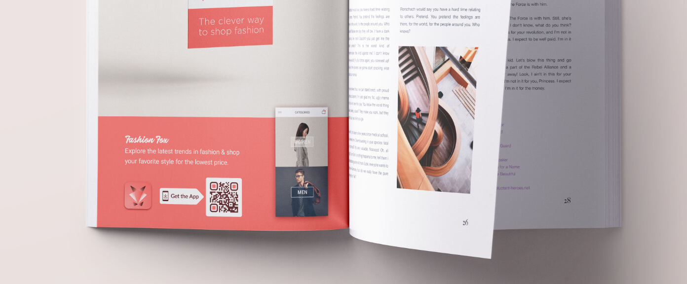 Publicité dans un magazine pour une marque de prêt-à-porter avec code QR vers l’appli dans l’Apple App Store et sur Google Play Store.