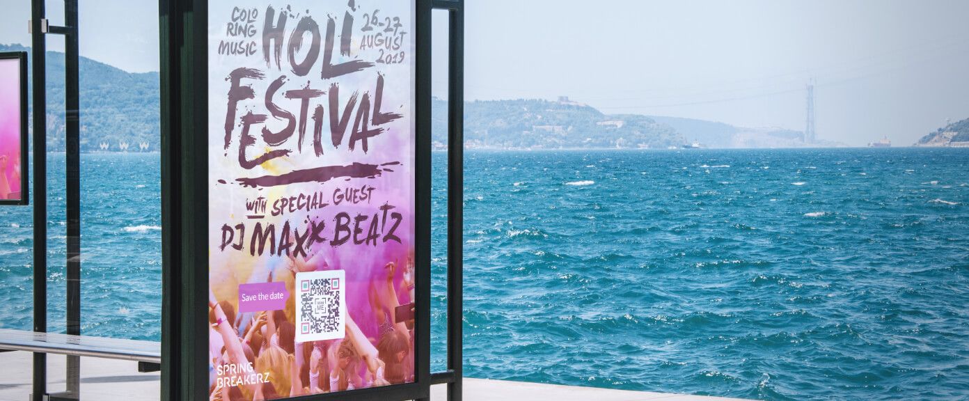 Affiche pour un festival en plein air avec un code QR permettant aux clients de sauvegarder les détails sur le calendrier de leur smartphone.