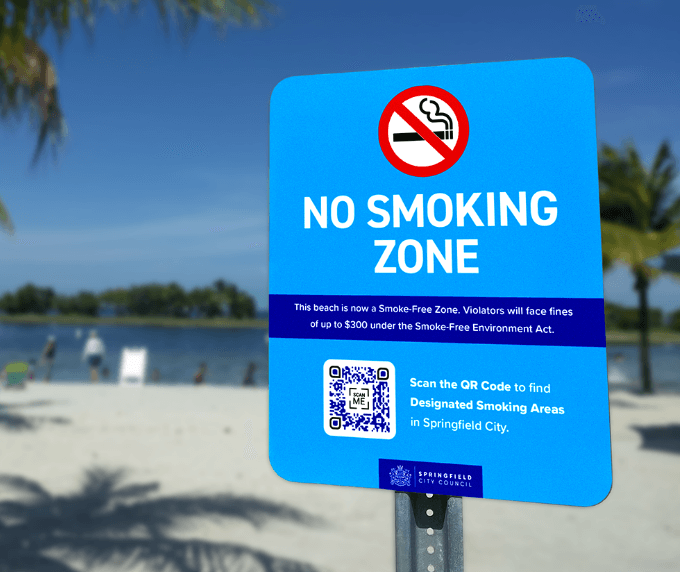 Idée de code QR sur un panneau signalétique pour indiquer les zones réservées aux fumeurs